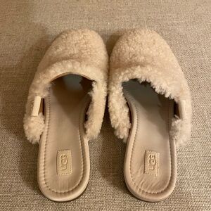 UGG Women's Cream Sheepskin Slippers - Brand New